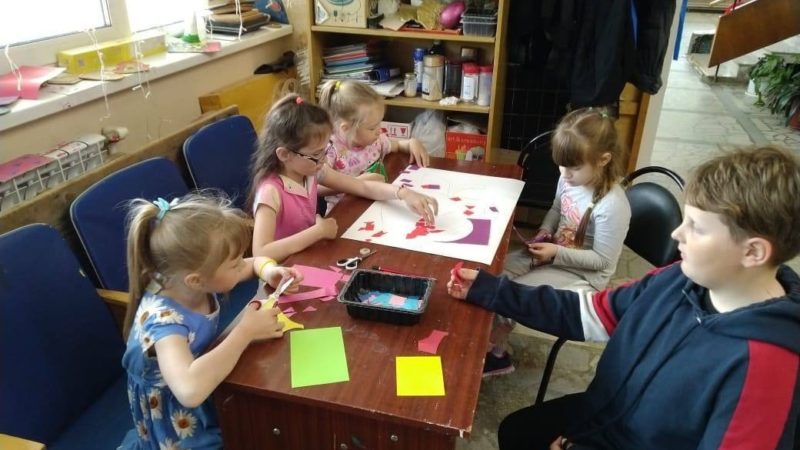 Космодемьянцы мастерили мозаику из бумаги