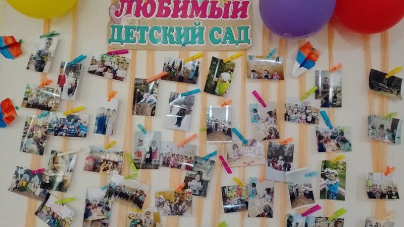 Юные космодемьянцы рассматривают фотолетопись