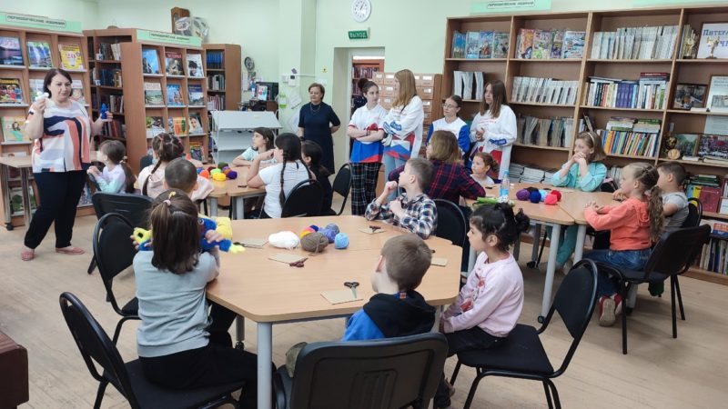 Тучковцы мастерили куклы из ниток