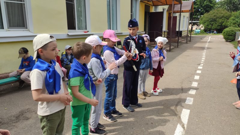 В гостях у тучковских детсадовцев – госавтоинспекторы и сказочные персонажи