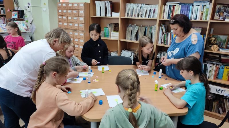 В Тучковской библиотеке – мастер-класс «Цветок дружбы»