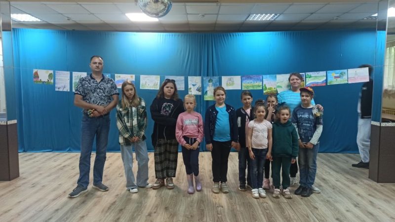 В Беляногорском СДК оформлена выставка рисунков ко Дню России