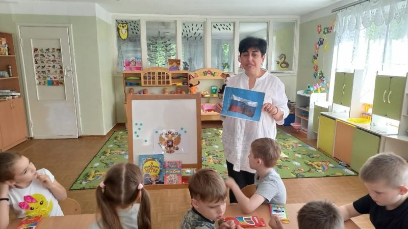 Юные дороховчане раскрашивали и рисовали символы России