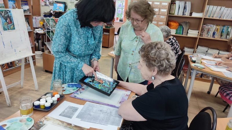 Тучковцы расписали по-палехски каменный цветок