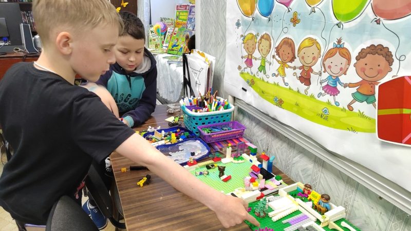 Читать и играть на каникулах – в Краснооктябрьскую библиотеку