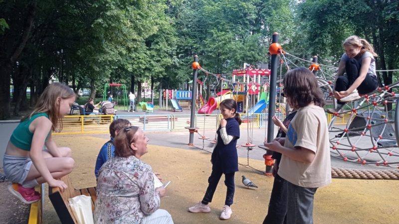 Детская площадка в Тучково превратилась в летний читальный зал