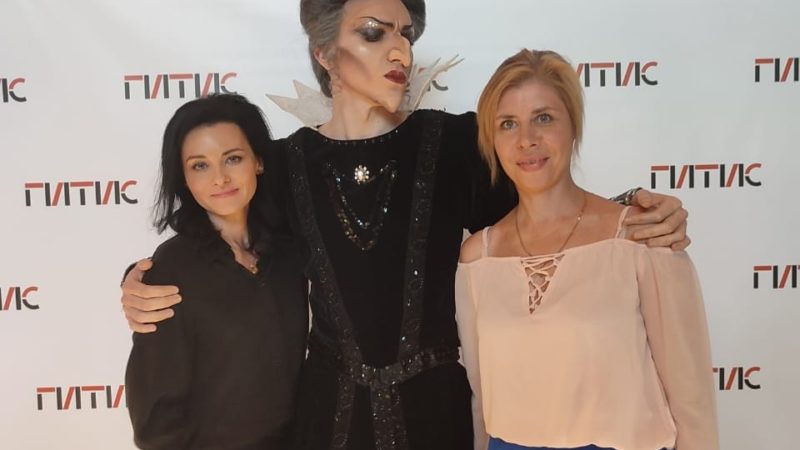 Сотрудники Дороховского ДК учились наносить театральный грим