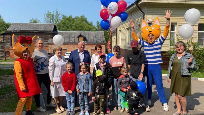 Единороссы навестили в больнице маленьких пациентов