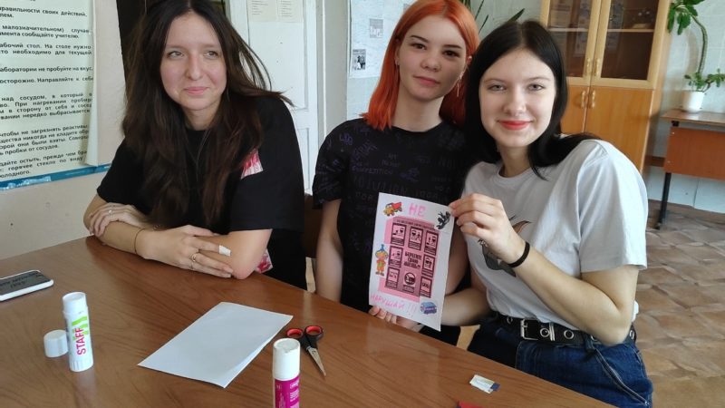 В Краснооктябрьской библиотеке делали коллаж о безопасности на железной дороге