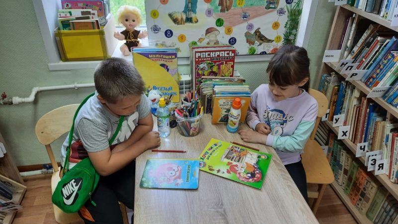 На улице играть жарко, а в Тучковской библиотеке – в самый раз