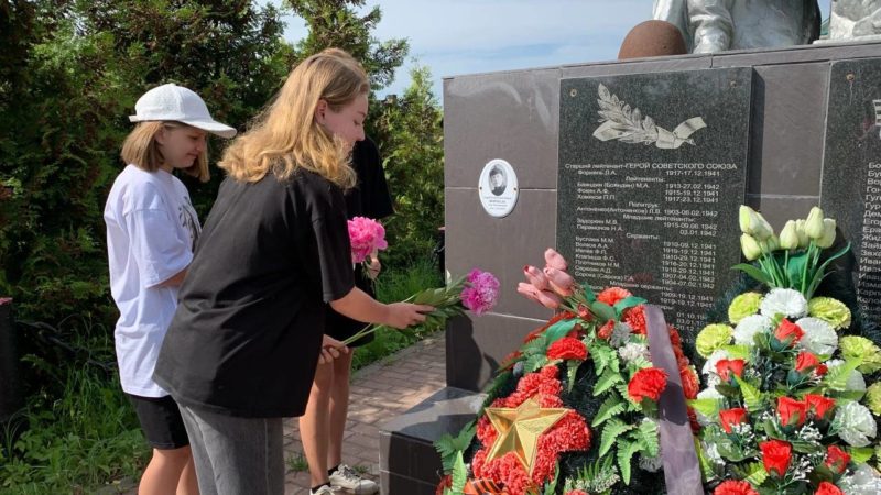 Рузские спортсмены возложили цветы к мемориалу Славы