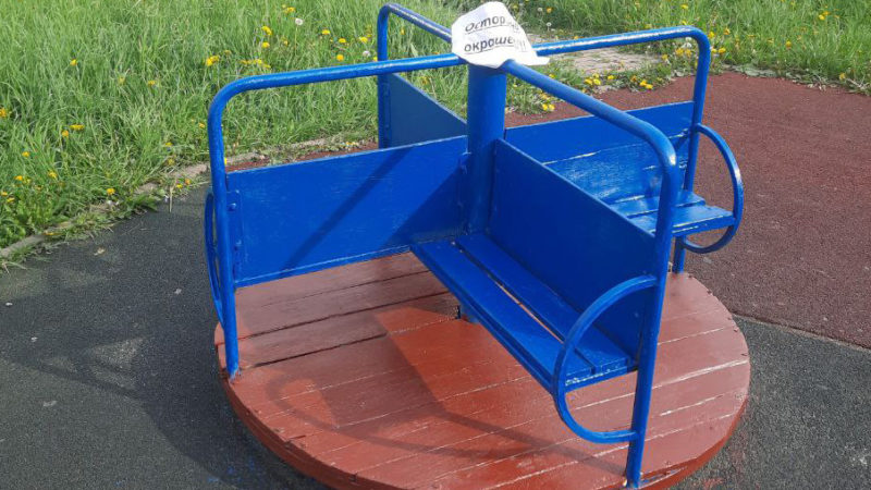 В Рузском округе красят и ремонтируют оборудование на детских площадках