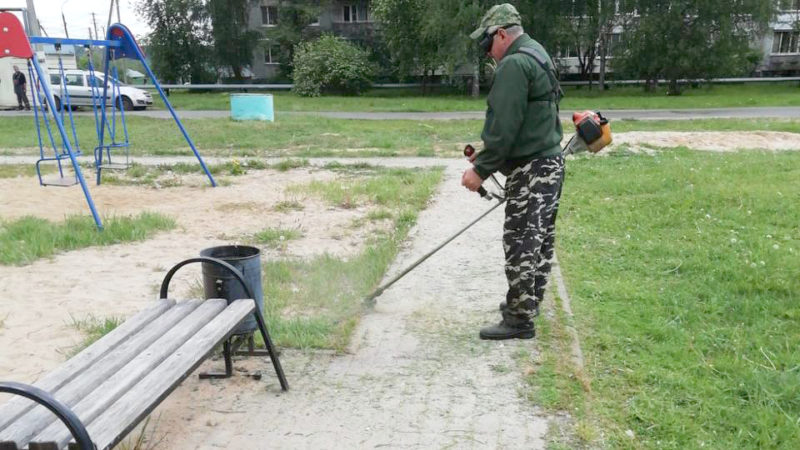 В Рузском округе косят газоны