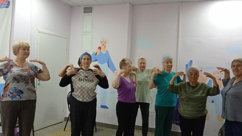 Долголеты занимаются физкультурой