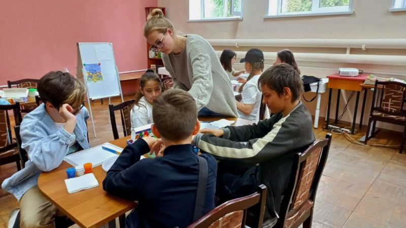 Юные ружане передавали летние краски на бумаге