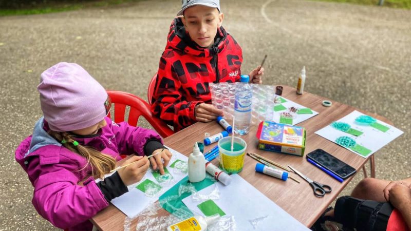 Юные ружане создавали интересную композицию из подручных материалов