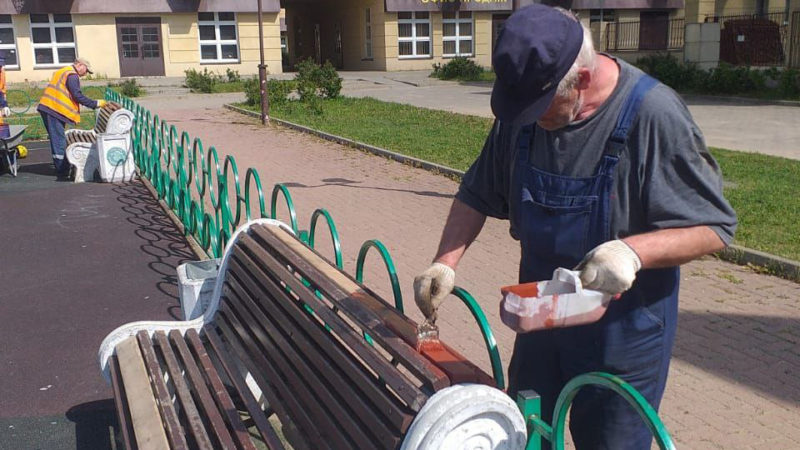 В Рузском округе красят и ремонтируют оборудование на детских площадках