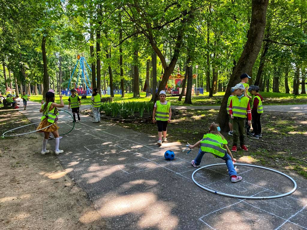 На Городке дети вспоминали игры бабушек и дедушек | 09.06.2023 | Руза -  БезФормата