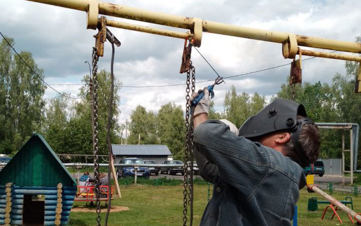 В Рузском округе ремонтируют качели и другое оборудование на детских площадках