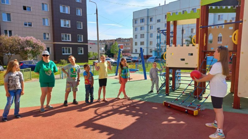 Рузский библиотекарь провела дворовые игры