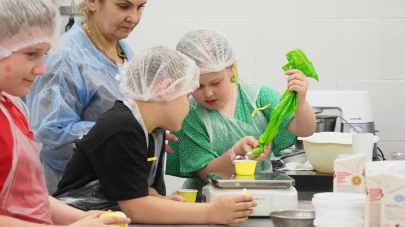 В клубе «Каникулы в Молодежке» детям прививают кулинарные навыки