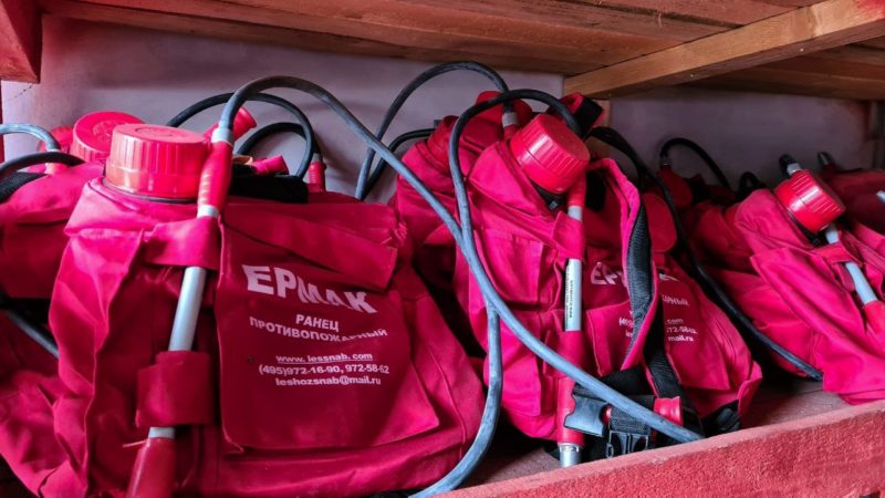 Порядка 700 ранцевых лесных огнетушителей поставлены в лесничества Подмосковья для тушения лесных пожаров