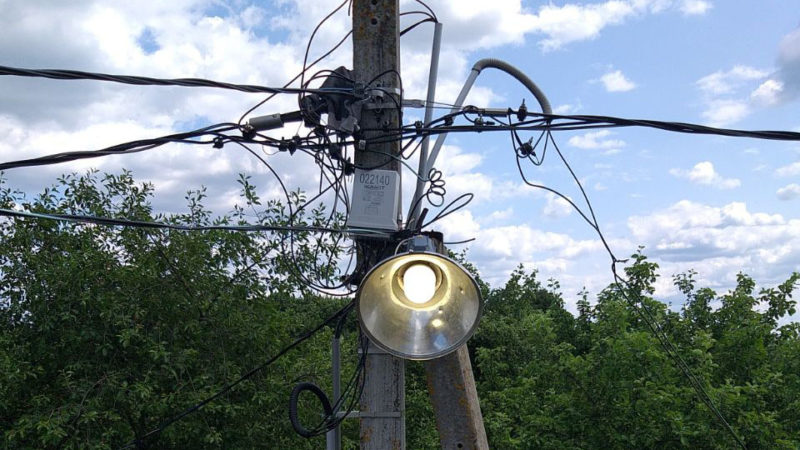 В Рузском округе меняют лампы в фонарях