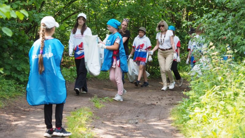Ружане чистили от мусора берега Озернинского водохранилища