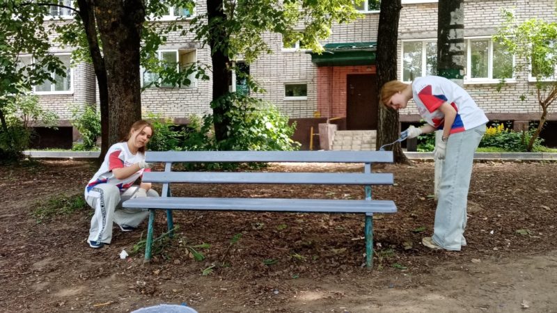 Волонтеры красили лавочки в поселке Тучково