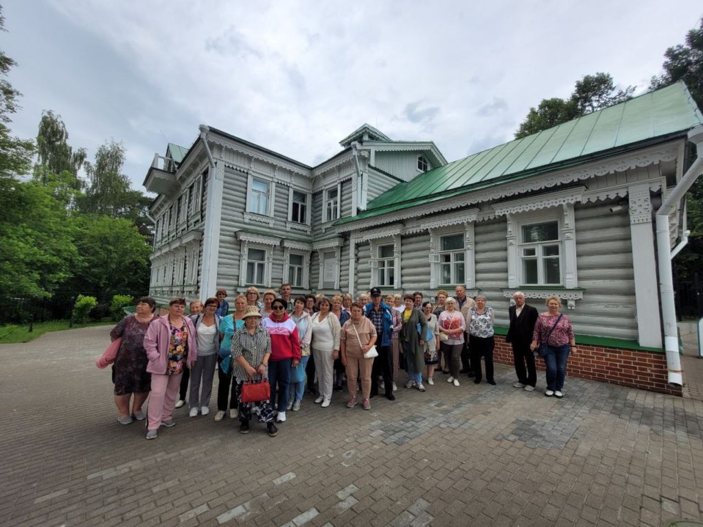 Рузские пенсионеры побывали в Жостово и Федоскино | 29.06.2023 | Руза -  БезФормата