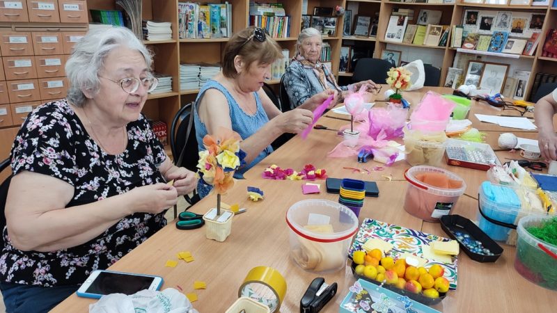 Тучковские пенсионеры мастерили дерево счастья