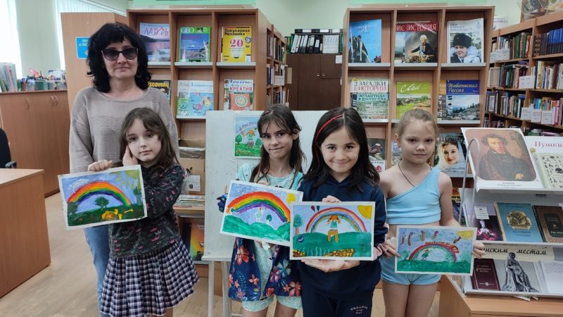 Лето – за окном и на рисунках юных тучковцев