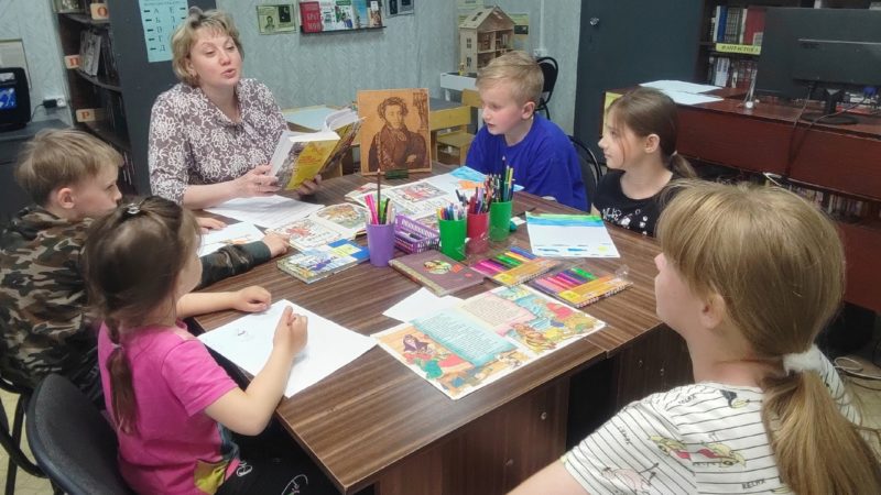 В Краснооктябрьской библиотеке рисовали пушкинских героев и смотрели мультфильмы