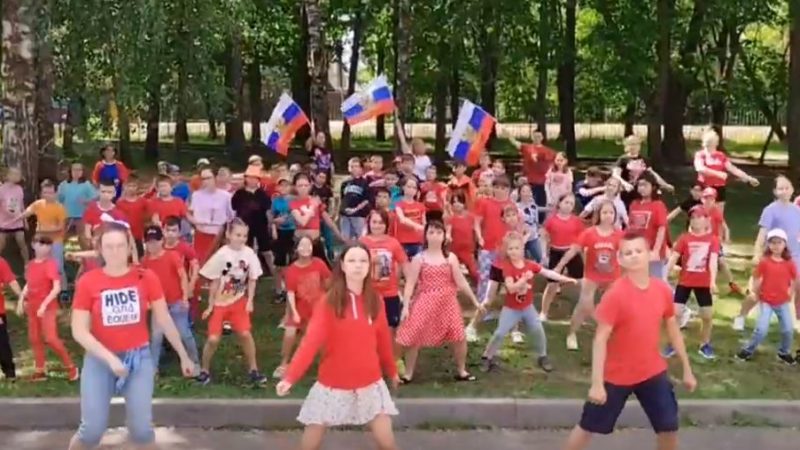 В «Солнышке» прошел флешмоб ко Дню России