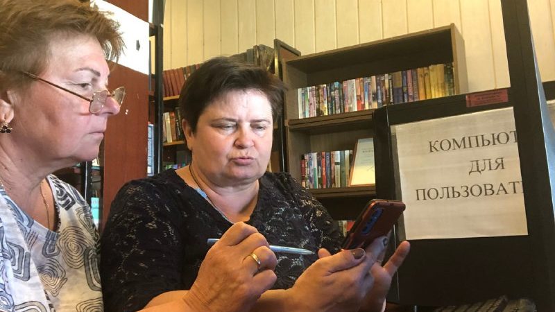 Сытьковские долголеты осваивали новые функции на смартфоне