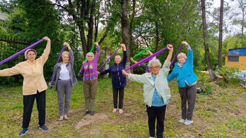 Тучковские пенсионеры занимаются физкультурой на свежем воздухе