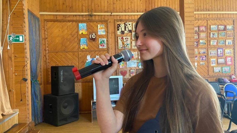 В Орешках пели в караоке