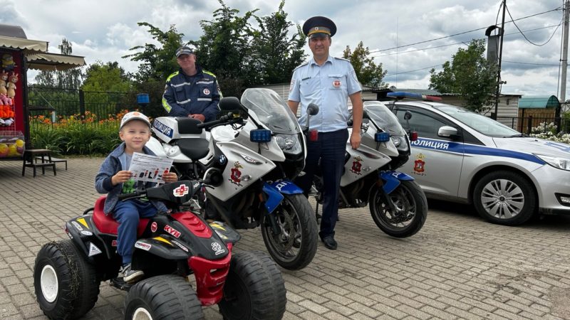 В Рузском округе сотрудники Госавтоинспекции напоминали водителям о детских автокреслах