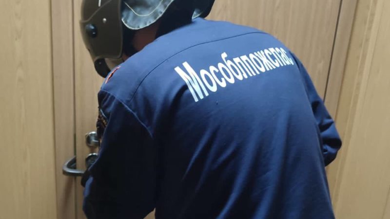 Спасатели помогли женщине открыть замок в квартире