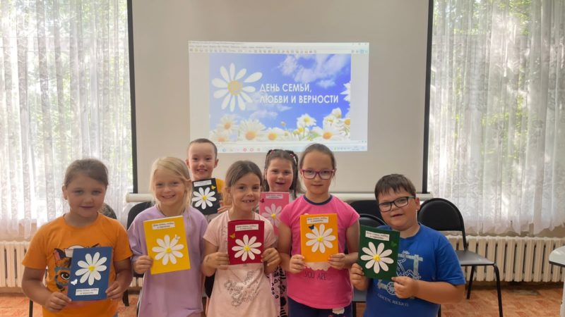 Никольские ребята сделали подарки на День семьи в библиотеке