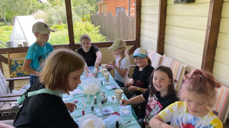 Дороховчане занимались творчеством с волонтерами