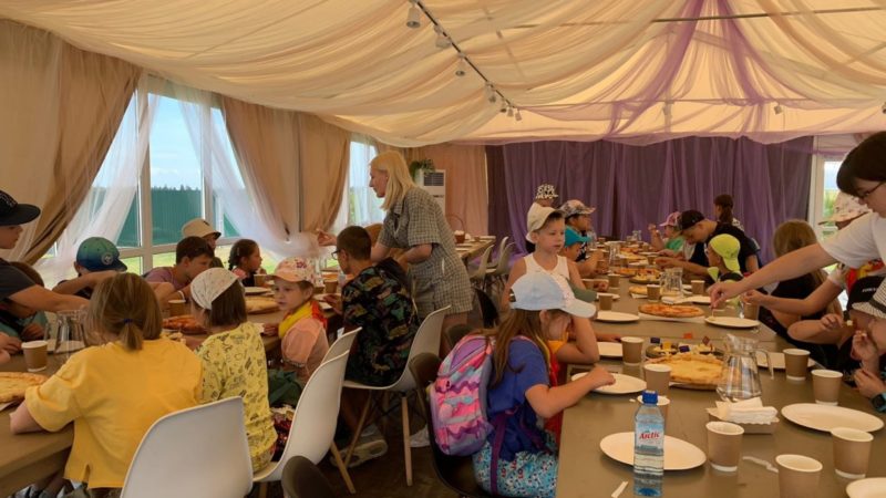 Воспитанники клуба «Каникулы в Молодежке» побывали в гостях у Олега Сироты