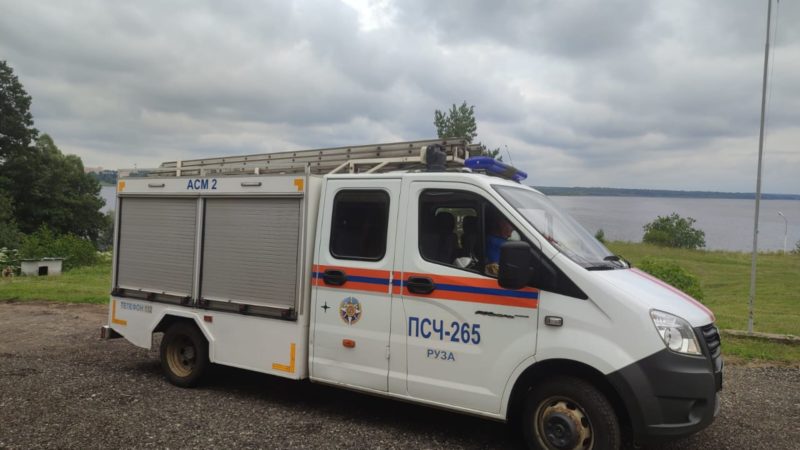 Спасатели вывели из леса заблудившегося грибника