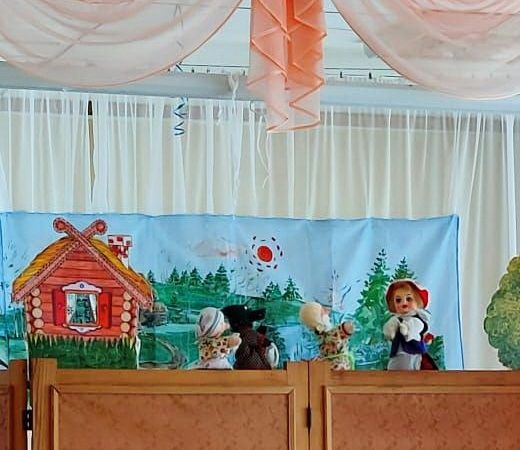Юные лидинцы посмотрели кукольный спектакль «Красная шапочка»