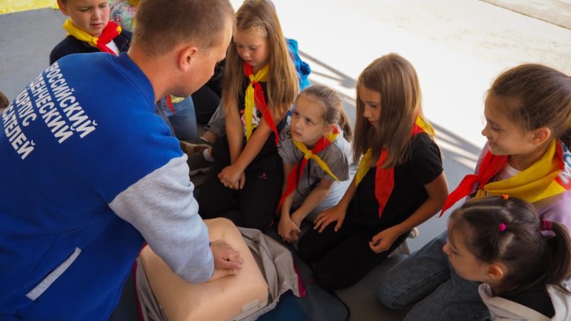 Детям из клуба «Каникулы в Молодежке» показали, как оказывать первую помощь