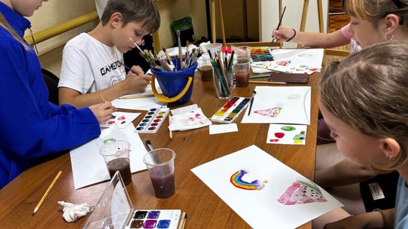 Юные художники осваивали новые техники