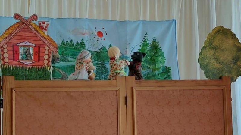 Лидинские детсадовцы посмотрели кукольный спектакль