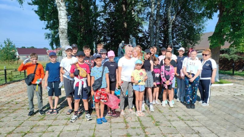 Лицеисты навели чистоту возле памятника