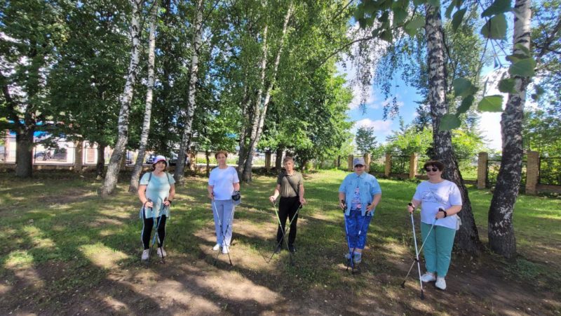 Долголеты любят скандинавскую ходьбу