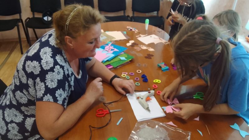 Бантики из фоамирана мастерили юные сытьковцы